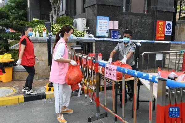 山东三名男子被困在隔离小区后当起了志愿者，你如何看待他们的做法？