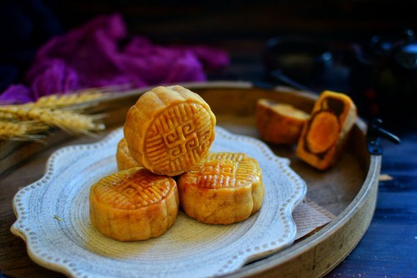 昆明一男子买到9天后生产的月饼，男子该如何维权呢？