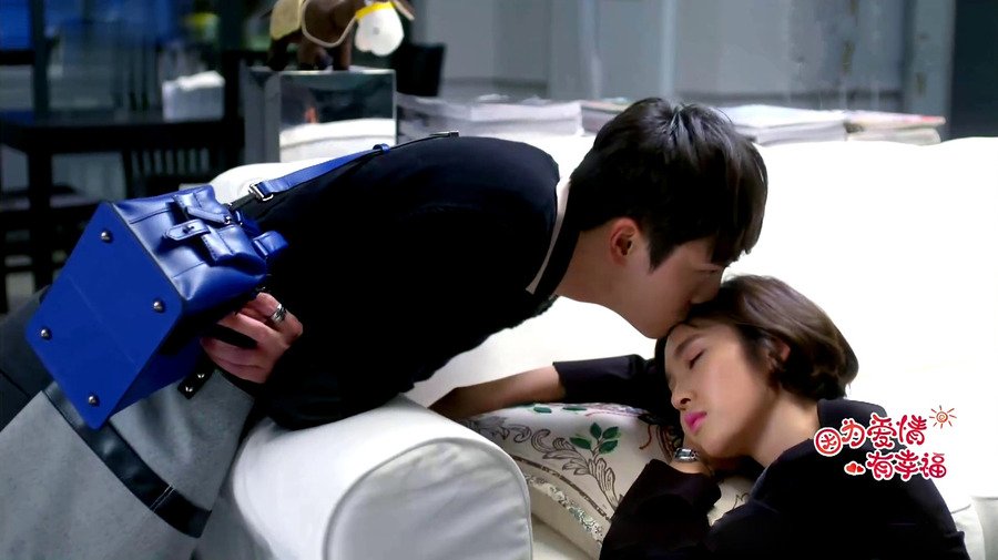 电视剧《因为爱情有幸福》中秦飞唱的歌是什么？