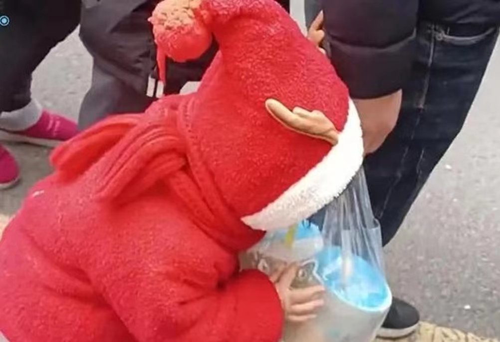 1岁萌娃偷喝垃圾桶奶茶，满足地咂嘴太可爱，这一幕遭到了网友怎样的调侃？