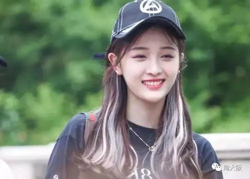 吴宣仪捧着南瓜走红毯，她为何这么做？