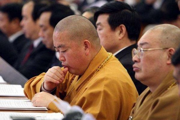 中国僧人的服装为什么多是黄色和灰色？
