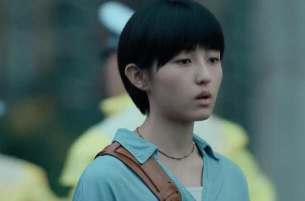 张子枫帮王圣迪整理头发，她们两合作过什么作品？