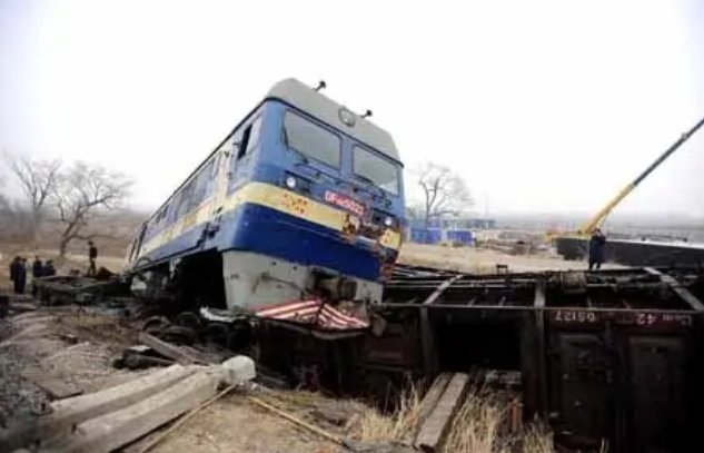 辽宁鞍山一水泥罐车与火车相撞，火车头脱轨，司机是否存在重大失误？