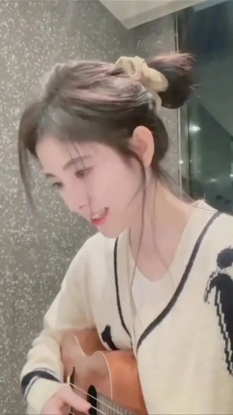 浴室歌手鞠婧祎该更新了，鞠婧祎为何被网友催更？她唱歌如何？