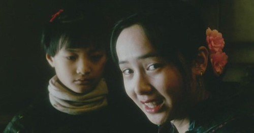 电影《霸王别姬》中，程蝶衣的男性身份是如何被阉割的？