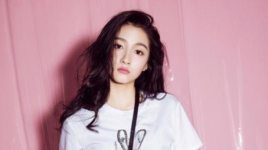 关晓彤新戏小区开拍，6辆大车堵路引起网友不满，网友对此有何表示？