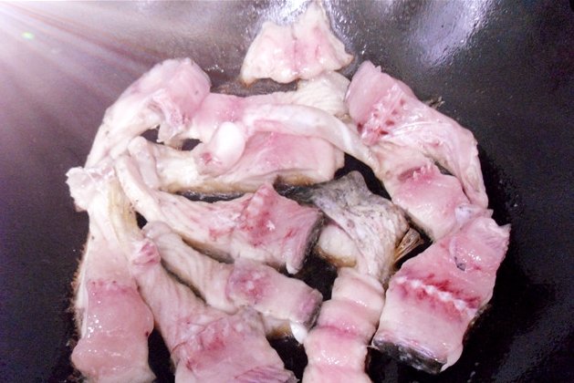 九门寨石锅鱼怎么做？