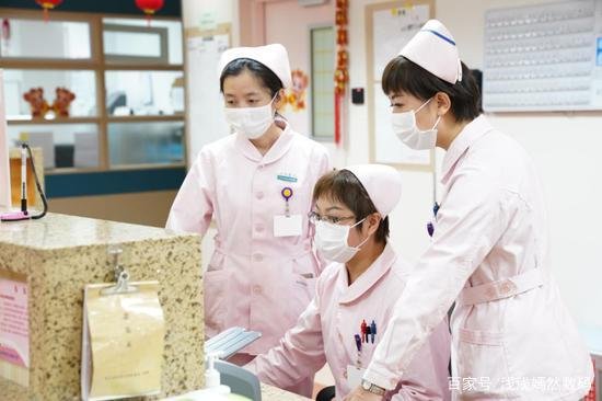 护士值夜班趴在护士站睡觉引争议，值夜班你睡觉吗？