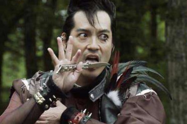 一部搞笑的日本古代电影 武士自己舔到自己有毒的飞刀挂掉