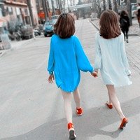 求一张阿宝色姐妹头像是两个女孩在街上的背影。一个是蓝色衣服一个是白色衣服。