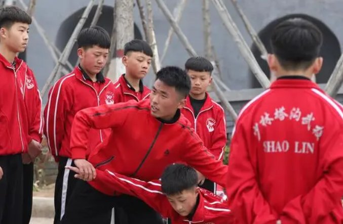 嵩山少林武术职业学院招生办电话？