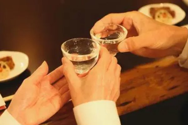 河北一男子去女方家5天被准岳父灌倒3次，这种行为是否提倡？