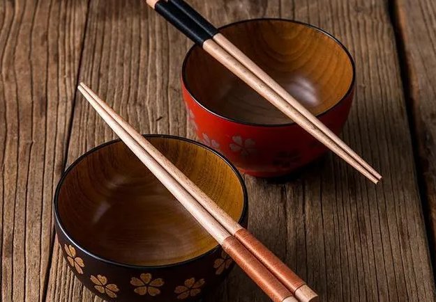 筷子不能倒插在碗中，或者不能用筷子敲碗，原因是什么？