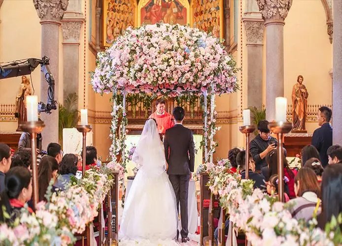 山东临沂接亲回家途中,新人双双被撒成白眉大侠,当地人对此作何表示?