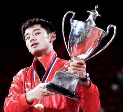 张继科在节目中自曝曾两次掉井盖，中招的原因是什么？