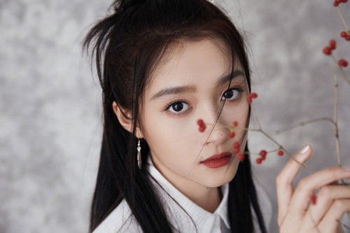 关晓彤新戏小区开拍，6辆大车堵路引起网友不满，网友对此有何表示？