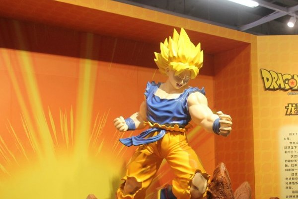 七龙珠里的特兰克斯是谁的儿子？