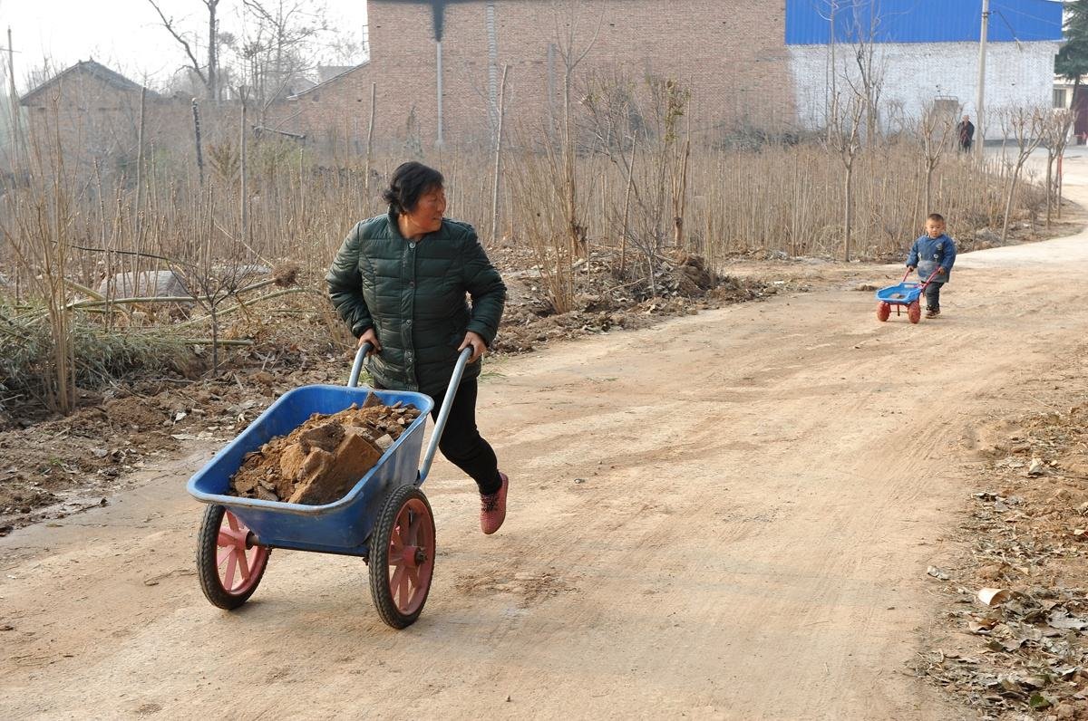 河南老奶奶把家里的推车弄丢，好心姑娘施以援手，你在生活中帮助过老人吗？