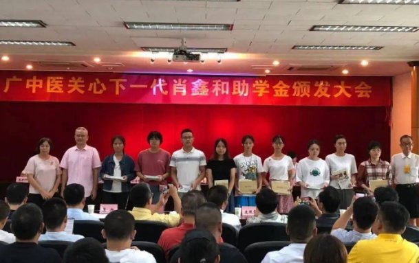 哪位8旬退休教授为贫困生捐70万？