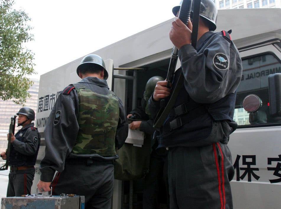 银行回应押钞员中枪身亡，外包银行究竟该不该负责？