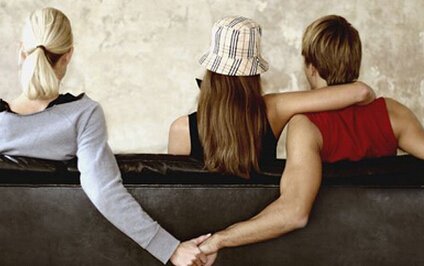 大连一女子婚内出轨又开车撞死丈夫，她的行为在法律中如何定性？