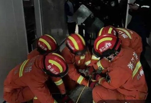 杭州一野猪冲进商场厕所，被五个人现场打晕制服，这头野猪是哪儿来的？