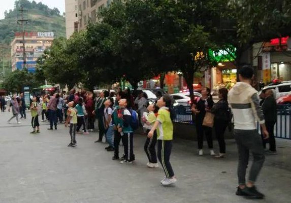 贵州一小区高层现金被吹落是怎么回事?