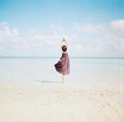 当爱随风去当爱已放弃是什么歌？