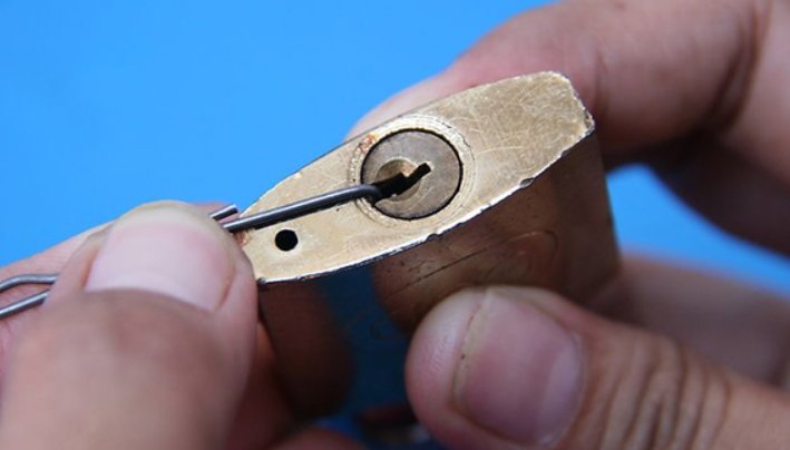 用曲别针怎么开锁?