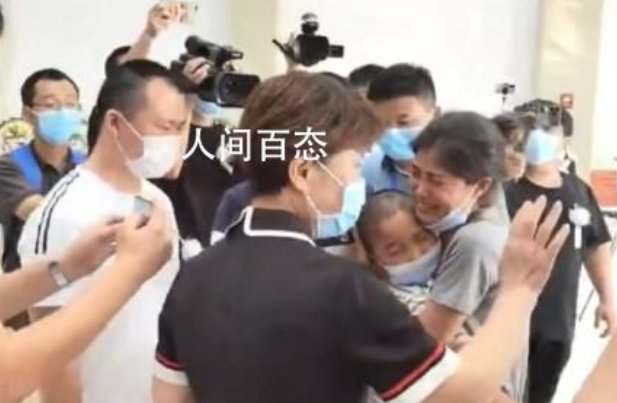 救5人英雄告别式：7岁儿子偷偷抹泪！孩子之后该谁来抚养？