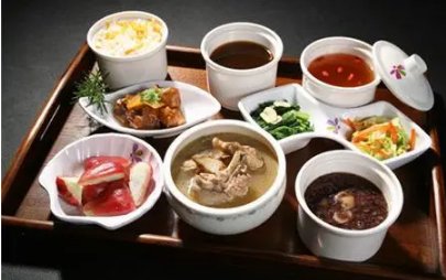 两周花四万，东北女子吐槽韩国月子餐，中式和韩式月子餐有何区别？