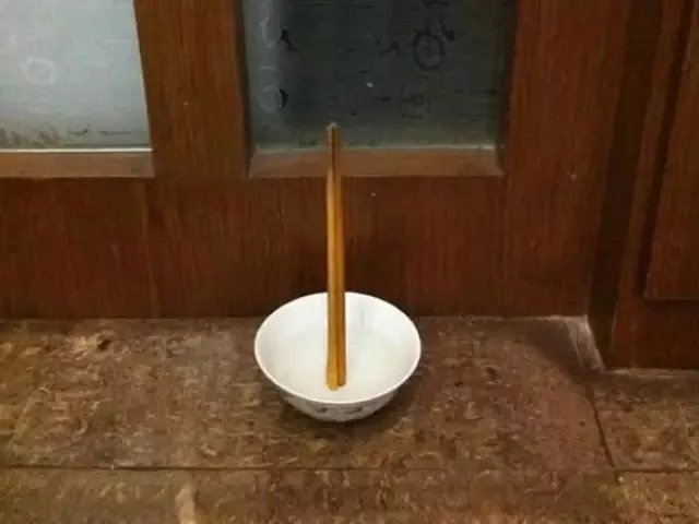 筷子不能倒插在碗中，或者不能用筷子敲碗，原因是什么？