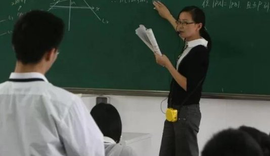 男教师不戴领带就罚200元！学校为何有这样的规定？