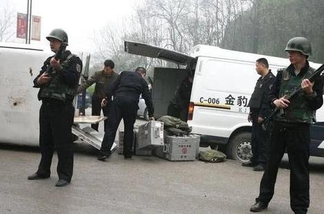 银行回应押钞员中枪身亡，外包银行究竟该不该负责？