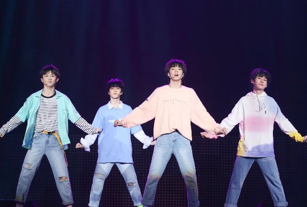 宋亚轩和刘耀文合唱《康定情歌》，你觉得他们两人唱的怎么样？