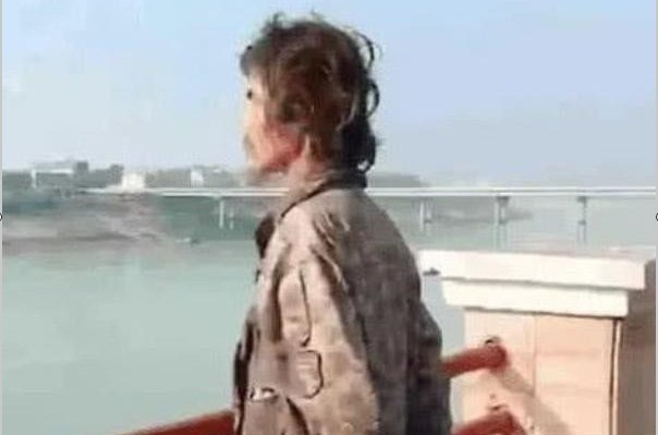 网上传言。这个流浪汉。曾经是福建鑫辉集团的董事长，他曾经拥有过上百亿的资产，当年为了救他的妻子，