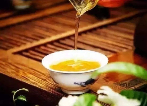 何须魏帝一丸药，且尽卢仝七碗茶的上一句。