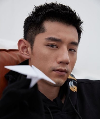 张继科在节目中自曝曾两次掉井盖，中招的原因是什么？