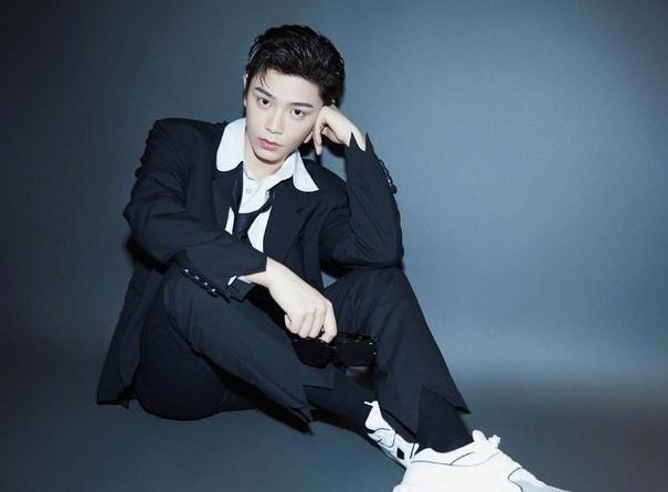 丁禹兮活动造型图集，梳起利落背头，这个造型适合他吗？