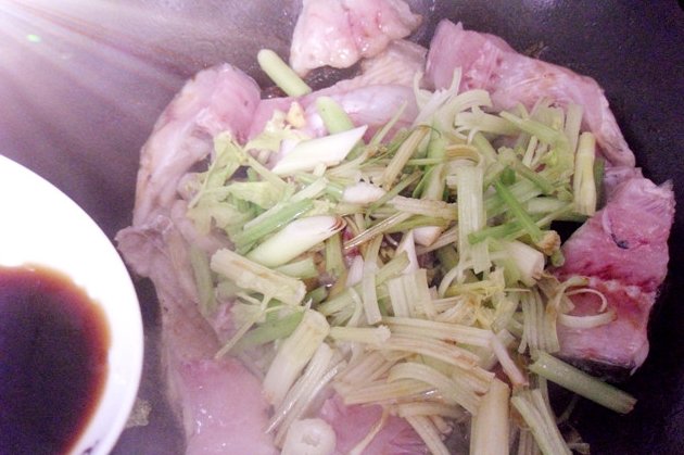 九门寨石锅鱼怎么做？