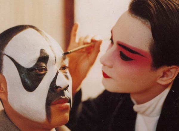 电影《霸王别姬》中，程蝶衣的男性身份是如何被阉割的？