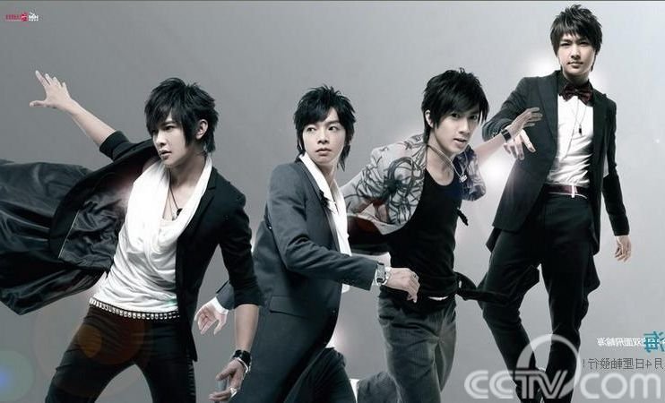 在鲁豫有约的节目中开场的飞轮海唱的越来越爱是不是明显有假唱的感觉？