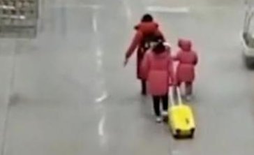 哈尔滨站台小孙女下车即被劝返，爷爷泪别，小孙女被劝返的原因是什么？