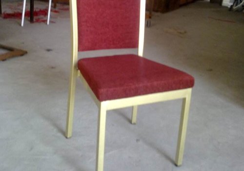 谜语:背上还有一个背，脚边还有四只脚，走路睡觉用不着，写字画画要它帮。是什么动西？？？？