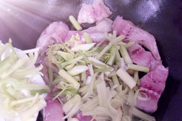 九门寨石锅鱼怎么做？