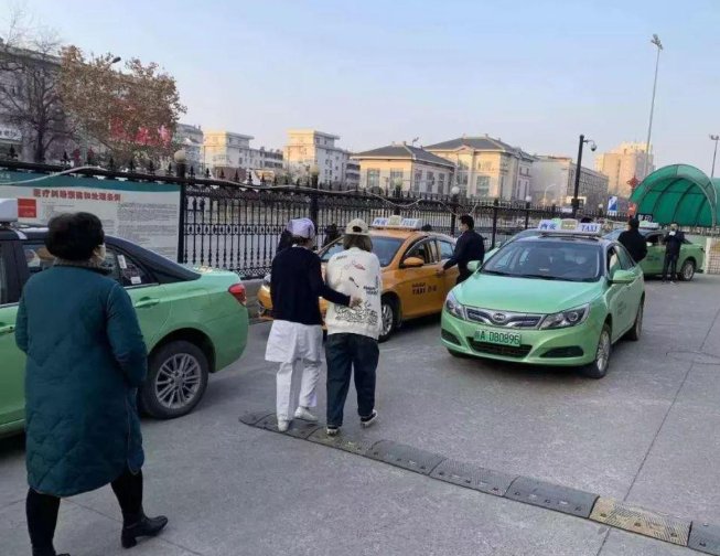 西安“的哥猝死仍被贴罚单”，3名警务人员被处理，他们需要承担什么责任？