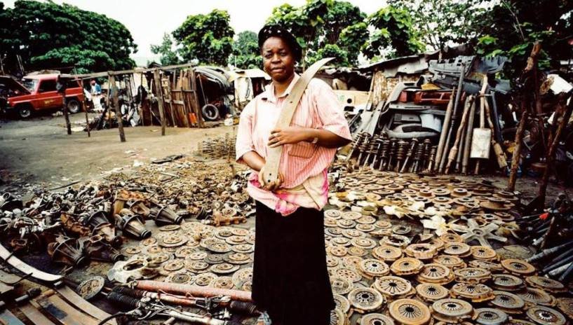 巴基斯坦女子为生男孩用钉子钉头，你如何看待此女子的行为？