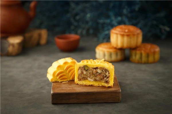 昆明一男子买到9天后生产的月饼，男子该如何维权呢？