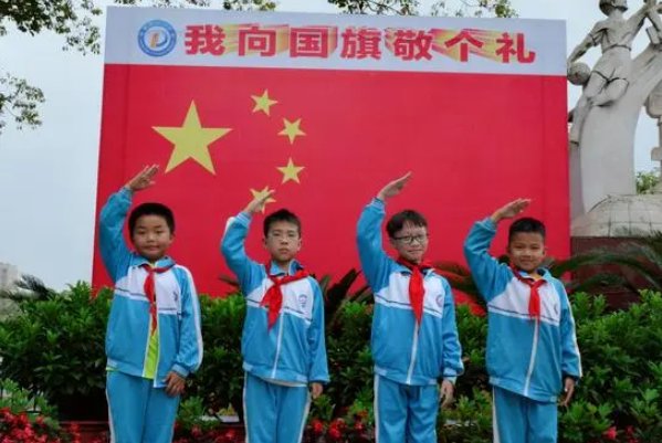 一年级小学生向国旗敬礼寄语
